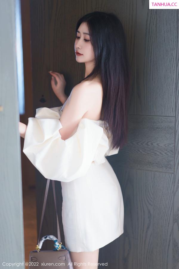 laura阿姣  [XiuRen]高清写真图 2022.12.22 No.6032 laura阿姣 三亚旅拍第2张图片
